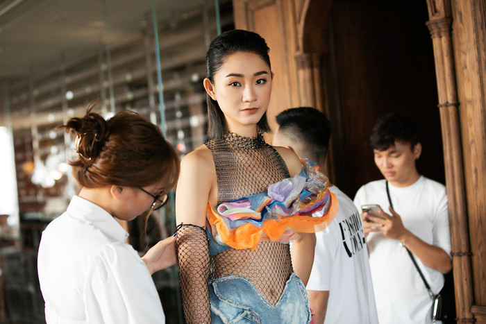 Một NTK chăm chút cho tác phẩm trước khi trình làng. 