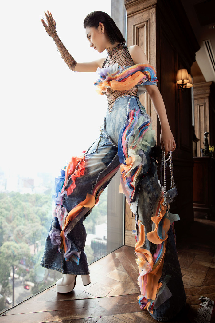 Sự pha trộn giữa jeans và voan - tương phản, đối trọng nhau về tính chất của chất liệu. 