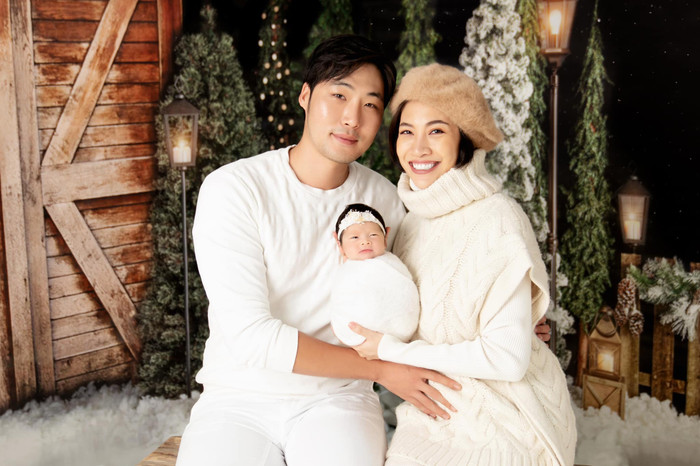 Cả nhà nữ ca sĩ chụp ảnh kỷ niệm Giáng sinh 2020.