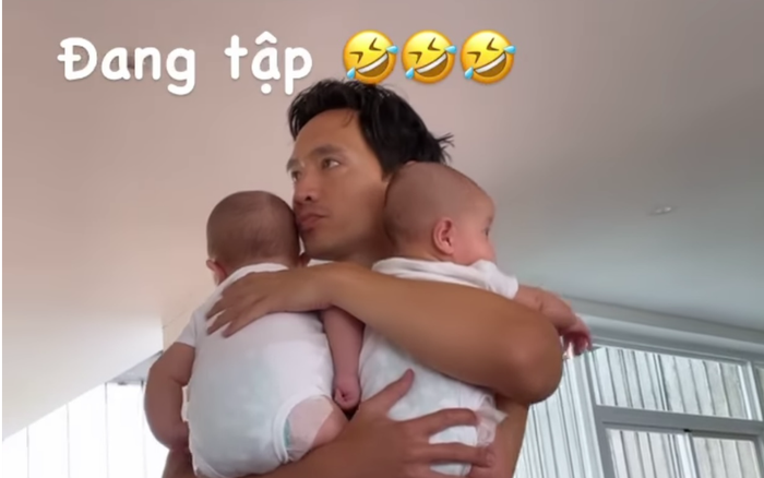 Kim Lý 'gánh' một lúc hai con đứng xem Hồ Ngọc Hà tập yoga khiến ai nhìn cũng bật cười Ảnh 2