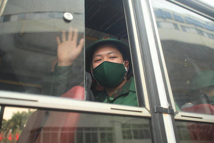 Khoảnh khắc chiếc xe lăn bánh cùng những cái vẫy tay chào tạm biệt của các tân binh khiến ai nấy đều xúc động. 