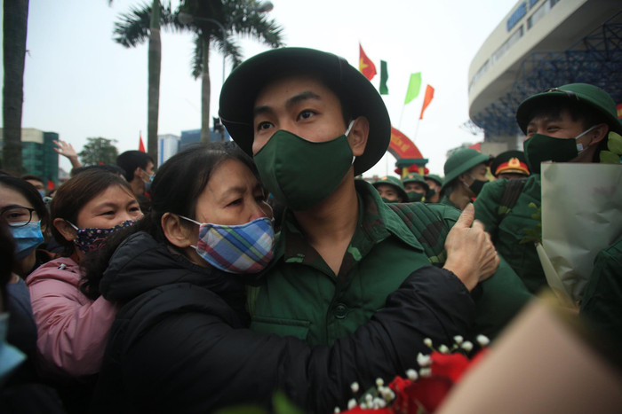 Những cái ôm thật chặt trước giờ lên đường