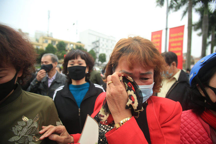 Trong khoảnh khắc tiễn các tân binh, những người thân của các chiến sĩ không cầm được nước mắt