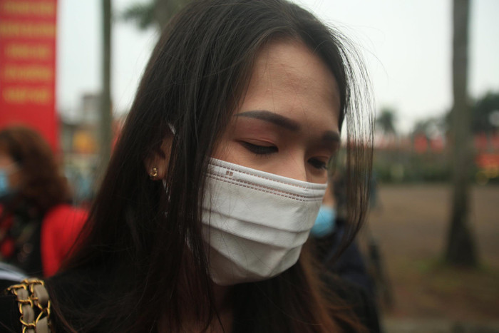 Một nữ sinh trường Đại học TP.HCM bật khóc chia sẻ, do người yêu hôm nay lên đường nhập ngũ nên em đã bay từ TP.HCM ra Hà Nội để đưa tiễn. 'Tôi và người anh ấy yêu nhau được hơn nửa năm. Trước khi đi, anh dặn tôi ở nhà cố gắng học hành để thực hiện ước mơ. Tôi hy vọng anh ấy hoàn thành tốt nhiệm vụ và tôi sẽ chờ anh về', nữ sinh chia sẻ.