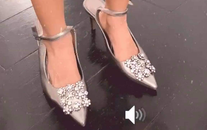 Ái nữ nhà Tăng Thanh Hà: Mặc đầm hoa, tập tành xỏ giày cao gót của mẹ Ảnh 2