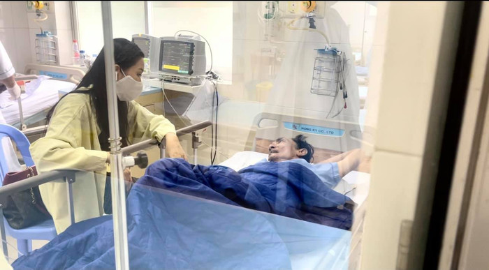 NS Trịnh Kim Chi đến bệnh viện thăm hỏi và gửi tiền hỗ trợ cho đàn anh.