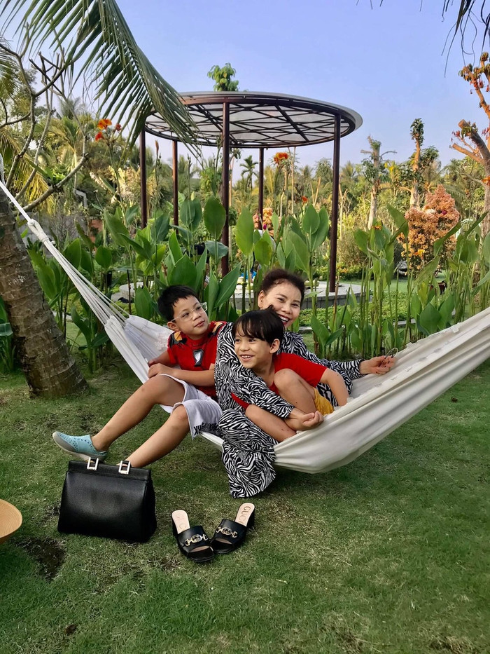 Mẹ ruột Hồ Ngọc Hà sum vầy bên con cháu, dân mạng không ngớt lời khen ngợi vì cả nhà đẹp đều Ảnh 2