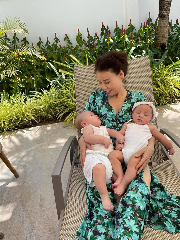 Mẹ ruột Hồ Ngọc Hà sum vầy bên con cháu, dân mạng không ngớt lời khen ngợi vì cả nhà đẹp đều Ảnh 1