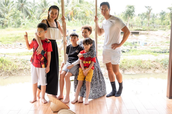 Mẹ ruột Hồ Ngọc Hà sum vầy bên con cháu, dân mạng không ngớt lời khen ngợi vì cả nhà đẹp đều Ảnh 3