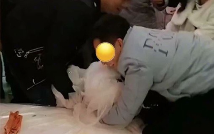 Cô dâu bị khách nam đè xuống giường sàm sỡ, thái độ của chú rể gây phẫn nộ Ảnh 2