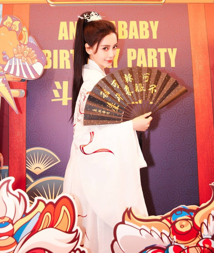 Angelababy tổ chức sinh nhật sớm cùng bạn bè và fan hâm mộ nhưng lại thiếu vắng ông xã Huỳnh Hiểu Minh.