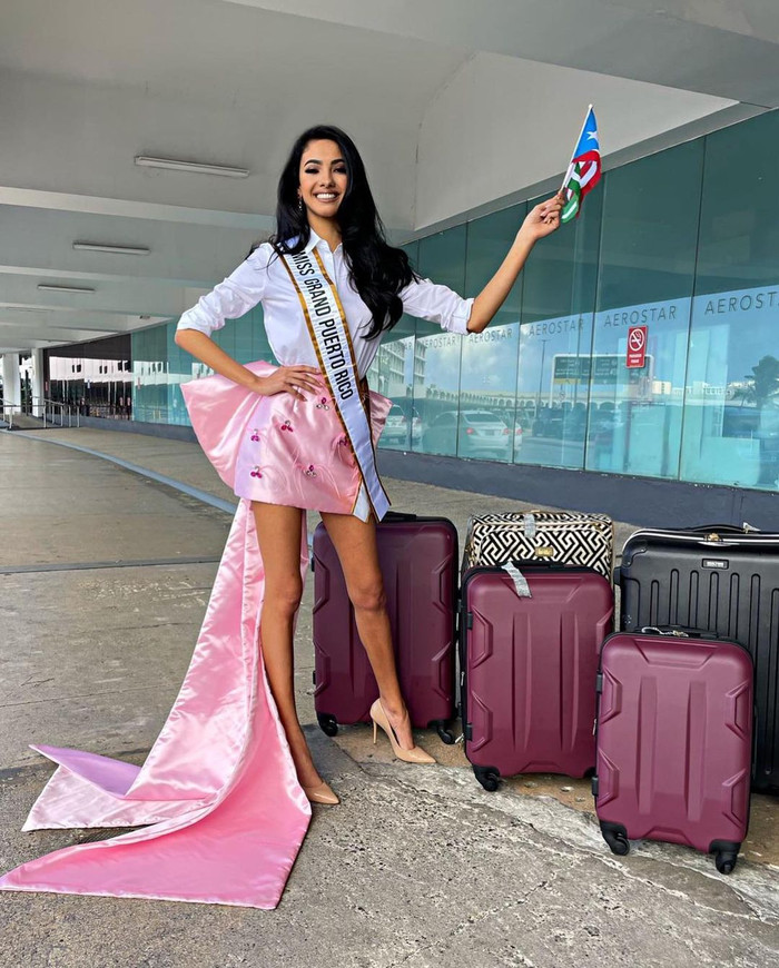 Miss Grand Puerto Rico Fabiola González diện trang phục có chiếc nơ khổng lồ cùng vạt áo dài thướt tha, đi đến đâu quét sạch đến đó. 