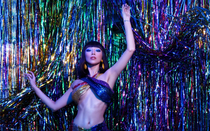 Tóc Tiên bắt trend với mốt áo cổ yếm chữ X phóng khoáng Ảnh 2