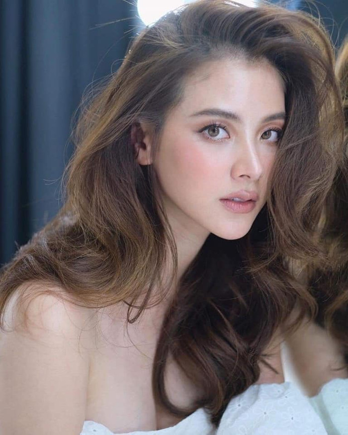 Mỹ nhân xứ Thái 'Chiếc lá bay' khéo lép áp dụng cách trang điểm tông tây sao cho phù hợp với gương mặt của mình 