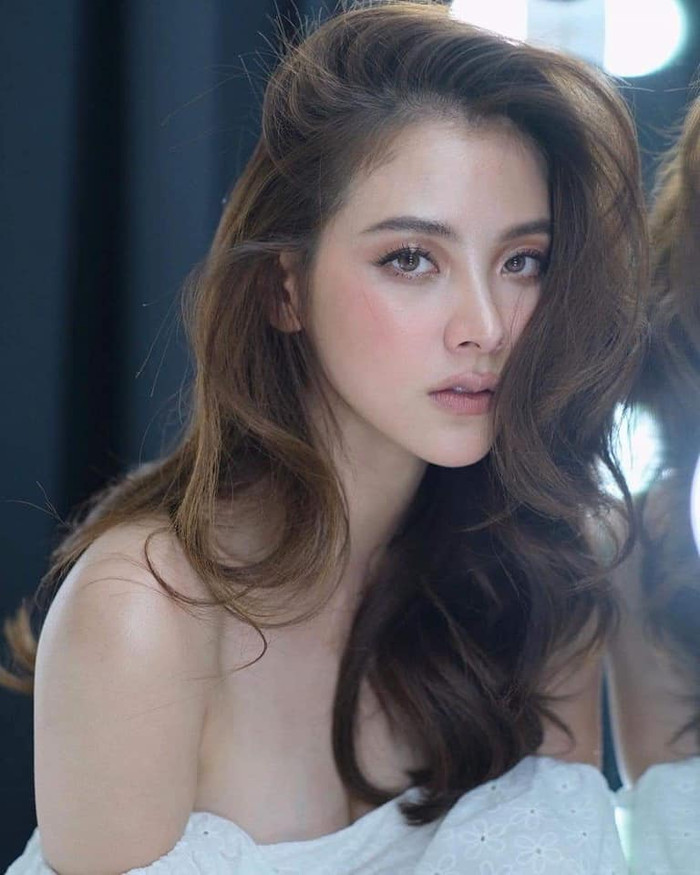 Sau đó, cô đánh khối phần sống mũi 