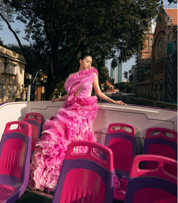 Nàng hậu xinh đẹp tự tin tạo dáng trên xe buýt tầng cao trước ống kính