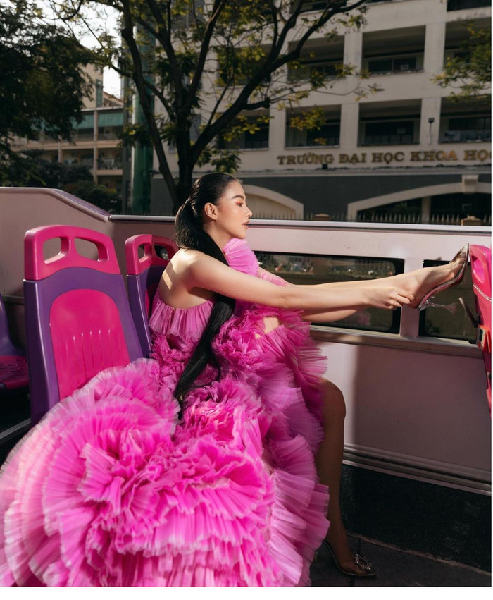 Người đẹp chinh phục dáng váy khó nhằn này pose dáng đủ kiểu 