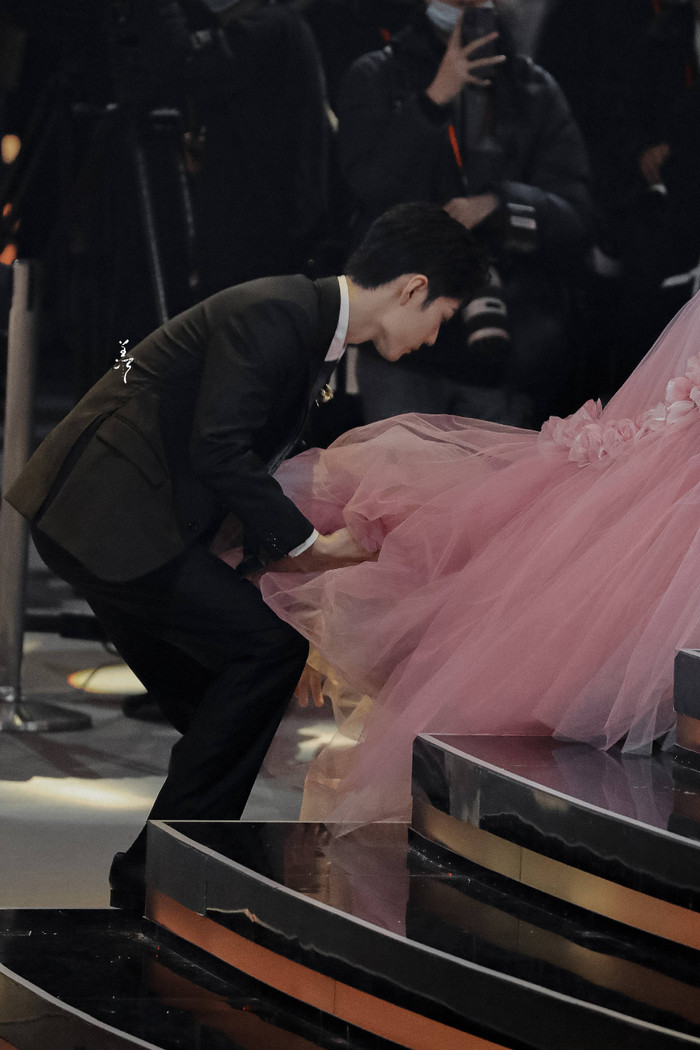 Trở thành 'King & Queen' tại 'Đêm hội Weibo 2020': Cuối cùng Tiêu Chiến cũng đỡ váy được cho Dương Tử! Ảnh 11