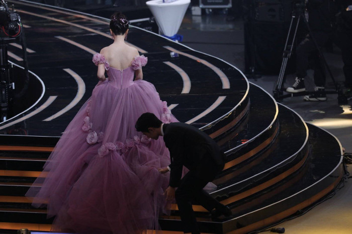 Trở thành 'King & Queen' tại 'Đêm hội Weibo 2020': Cuối cùng Tiêu Chiến cũng đỡ váy được cho Dương Tử! Ảnh 8