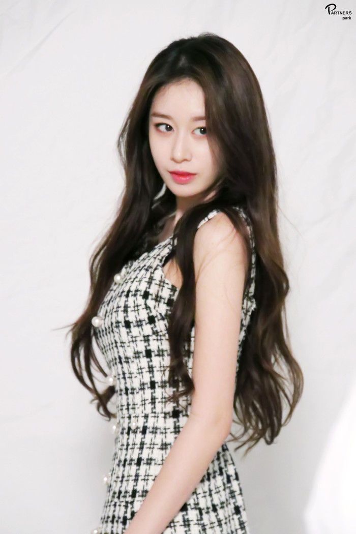 Jiyeon đã báo cáo sự việc rằng một người không rõ danh tính đã gửi lời đe dọa tính mạng nữ idol thông qua Twitter và Instagram.