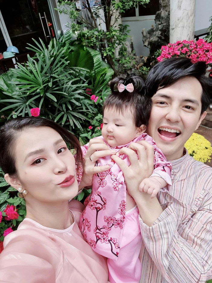 So với hình ảnh hiện tại, có thể thấy nhóc tì Winnie ngày càng bụ bẫm đáng yêu và đặc biệt là trông vô cùng cứng cáp.