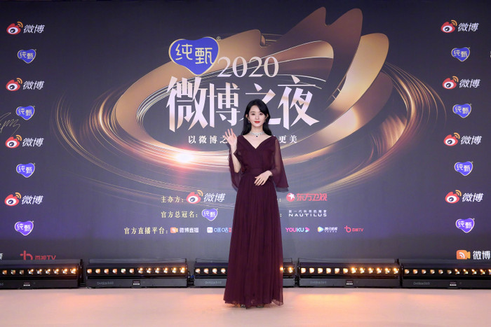 Dáng váy xuyên thấu làm Triệu Lệ Dĩnh nhìn hơi 'dừ' một tí bù lại trang sức Dây chuyền cẩm thạch Dior cùng Khuyên tai cẩm thạch Dior à Versailles đã gỡ gạc lại 