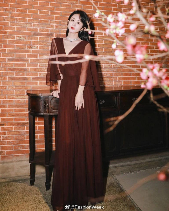 Triệu Lệ Dĩnh chọn cho mình bộ váy đỏ đô đến từ hãng Dior thuộc BST Xuân/Hè 2021