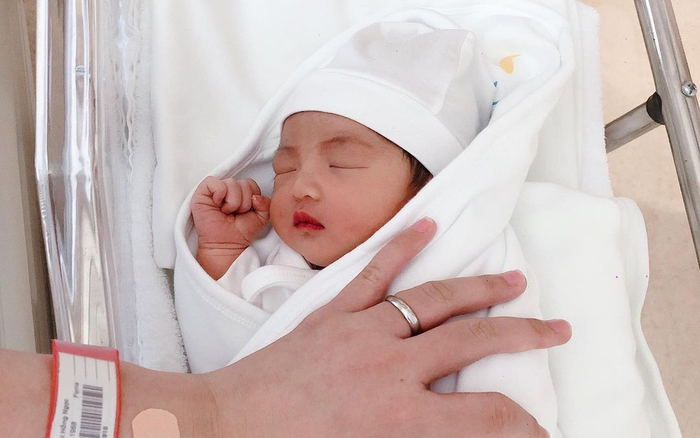 Những hình ảnh của tiểu công chúa Winnie lúc 1 tuần tuổi: Siêu đáng yêu Ảnh 2