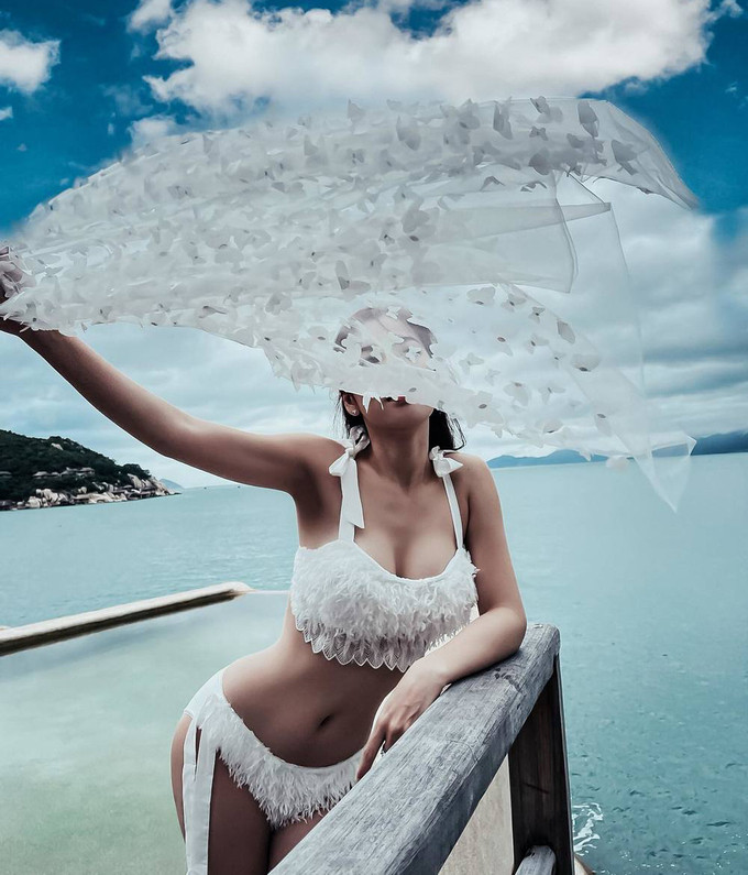 Cô nàng còn cầu kỳ đến mức sử dụng một chiếc khăn voan trắng để làm đạo cụ chụp ảnh. 