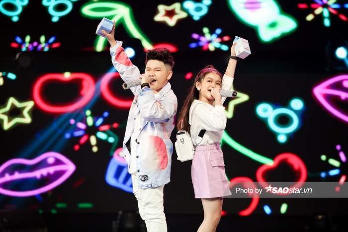 Mượn sữa làm quen với giai điệu bắt tai, thu hút giúp 2 thí sinh nhí Song Tùng và Minh Thư ghi điểm.