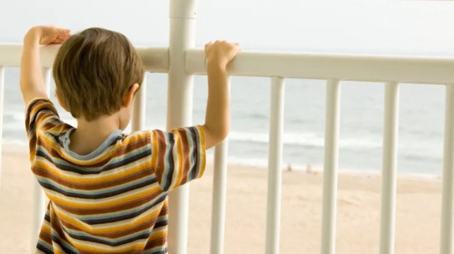 Luôn để mắt đến các em nhỏ khi chơi gần hay tiến sát tới ban công. Ảnh: Rurobanks