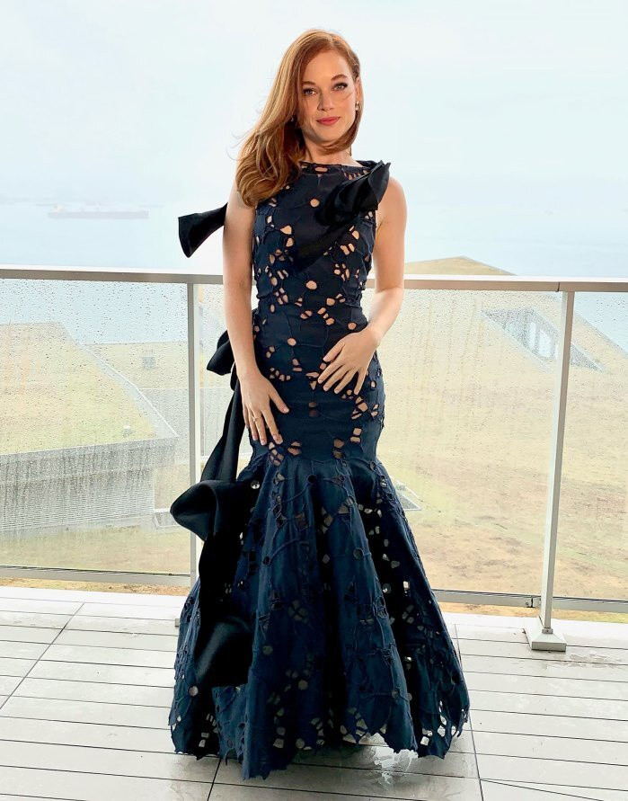 Muôn kiểu thời trang thảm đỏ 'Quả cầu vàng 2021': Từ hồng mộng mơ, chấm bi trễ nải đến xanh nõn chuối Ảnh 13