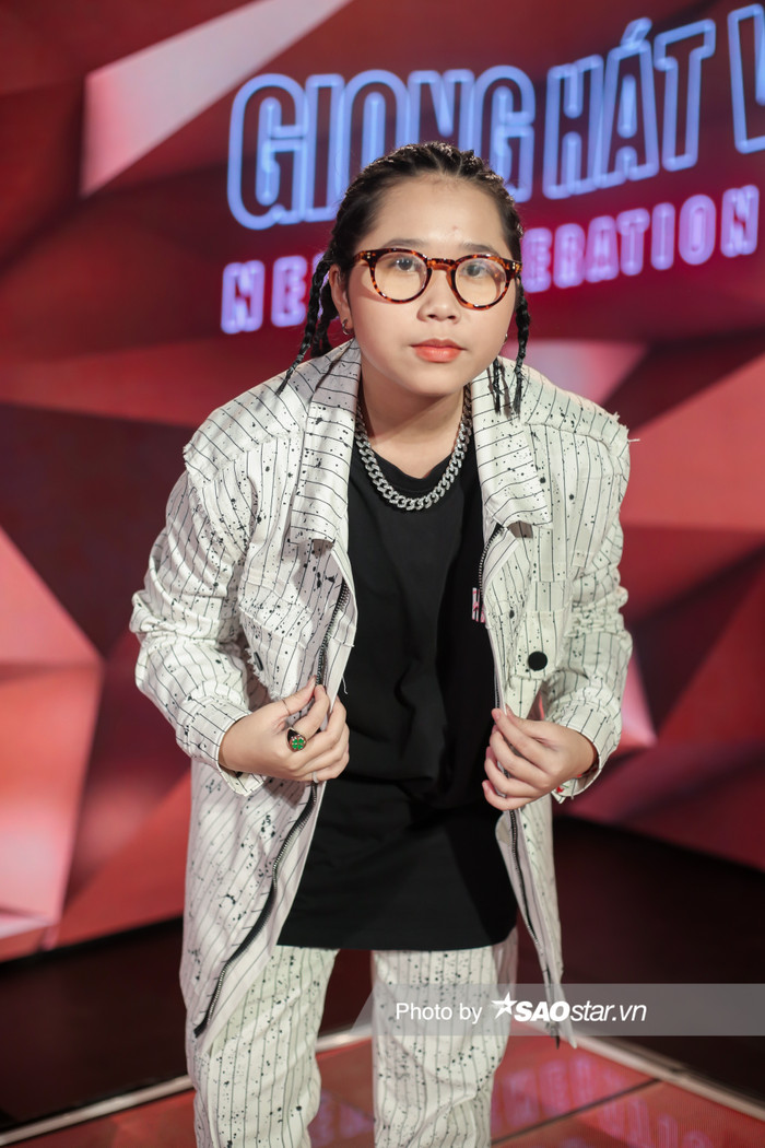 Anh Thư là một cô bé cá tính, mạnh mẽ đảm nhận phần hát sôi động và tiết tấu nhanh trong tiết mục đối đầu với Mai Khôi. Xét về chuyên môn, huấn luyện viên Hồ Hoài Anh và Vũ Cát Tường đều cho rằng Anh Thư có phần nhỉnh hơn so với đối thủ.