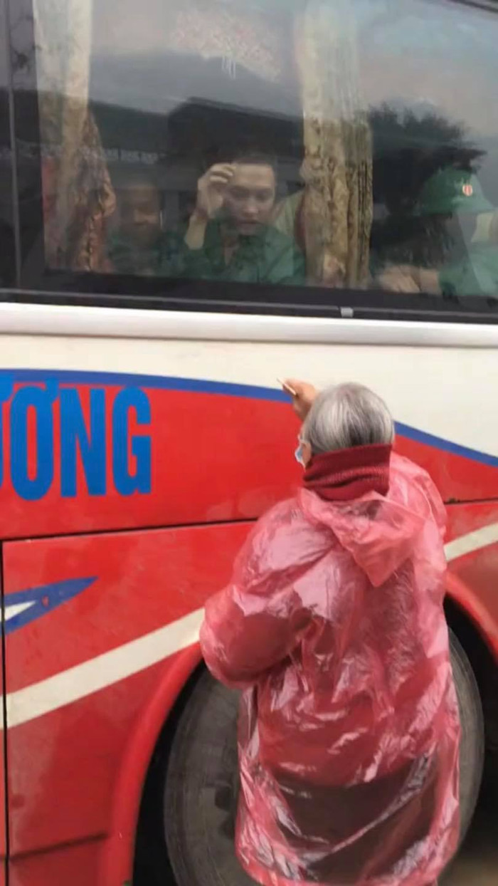 Bà dúi tiền cho cháu trai trong ngày đi nghĩa vụ quân sự gây xúc động CĐM. 