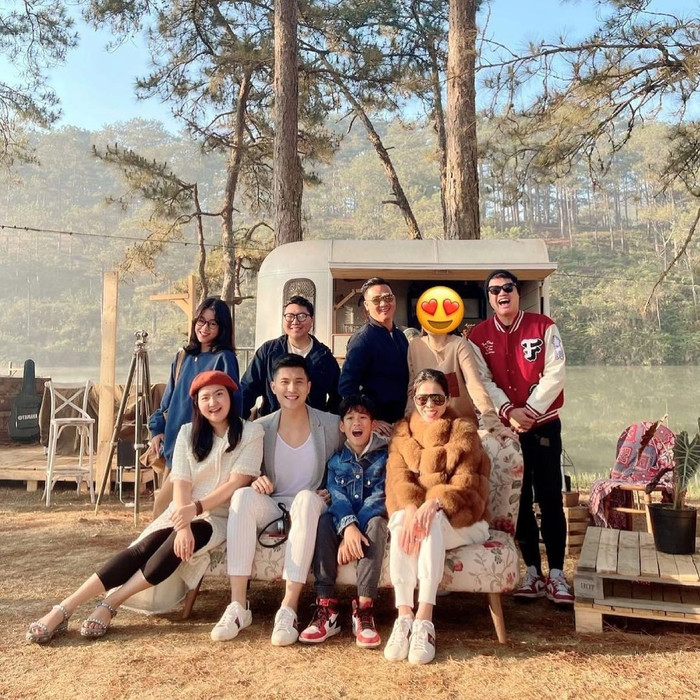 Lâm Bảo Châu và Lệ Quyên diện đồ đôi, mang giày đôi trong chuyến du lịch Đà Lạt.