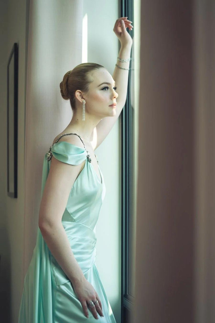 Bộ váy vải silk đẹp ngất ngây do chính giám đốc sáng tạo của Gucci Alessandro Michele chọn cho cô 