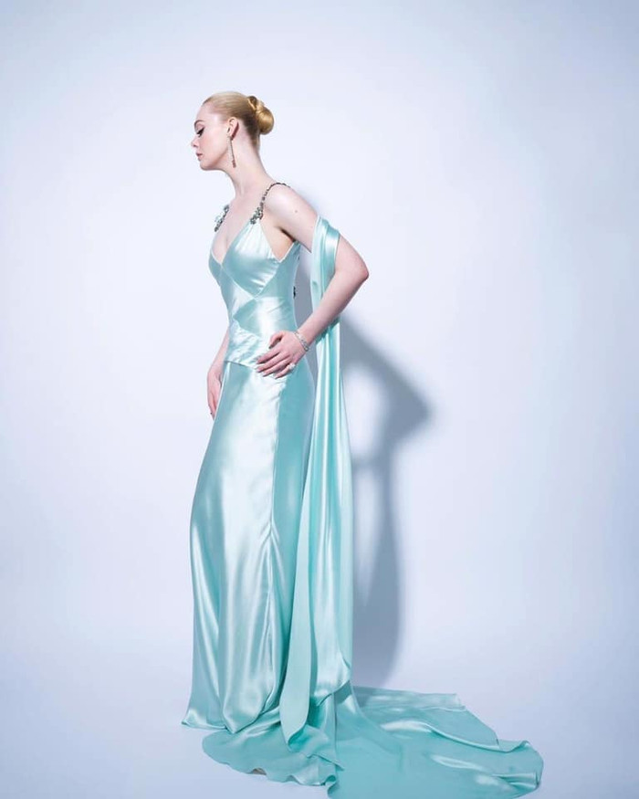 Chiếc đầm xanh mà nữ diễn viên xinh đẹp mặc  gợi nhớ về hình ảnh vẻ đẹp hào nhoáng cũ của Hollywood
