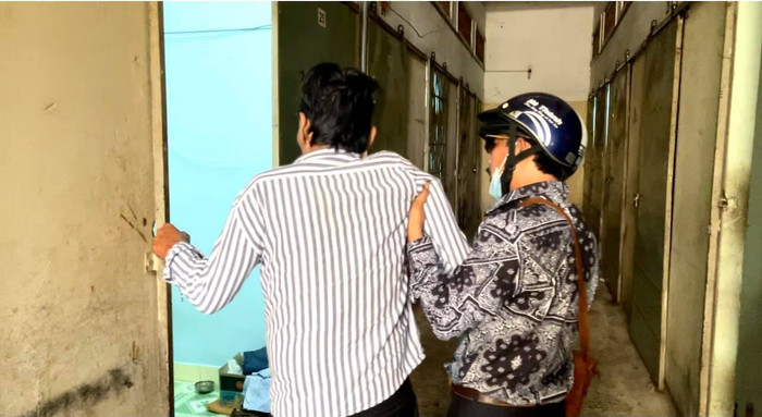 Nam diễn viên phải cần có sự giúp đỡ của mọi người mới có thể đi lại được