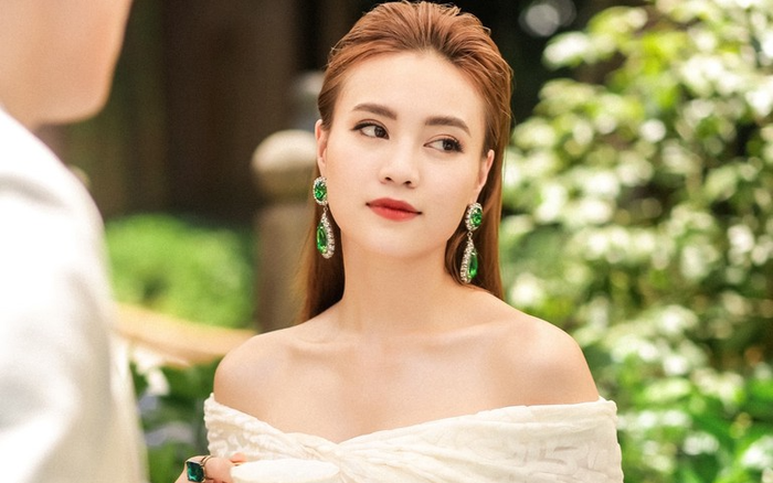 Khán giả bất lực chạy “té khói” khi bị Ninh Dương Lan Ngọc tấn công bằng bột màu Ảnh 2