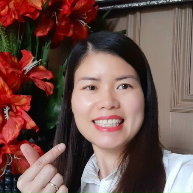 Chị Nguyễn Thị Huế - người đã phát hiện bé gái trèo qua lan can từ tòa chung cư đối diện