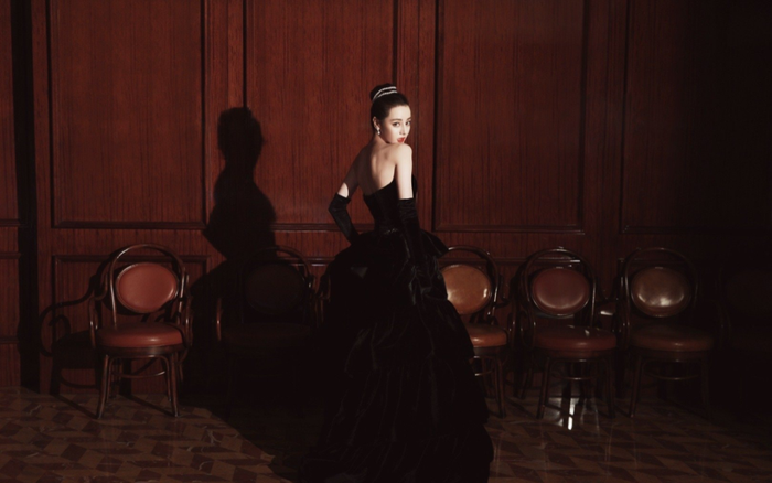 Tạo hình minh tinh Audrey Hepburn của Địch Lệ Nhiệt Ba đẹp ngất nhưng dân tình lại chê giống giang hồ Ảnh 2