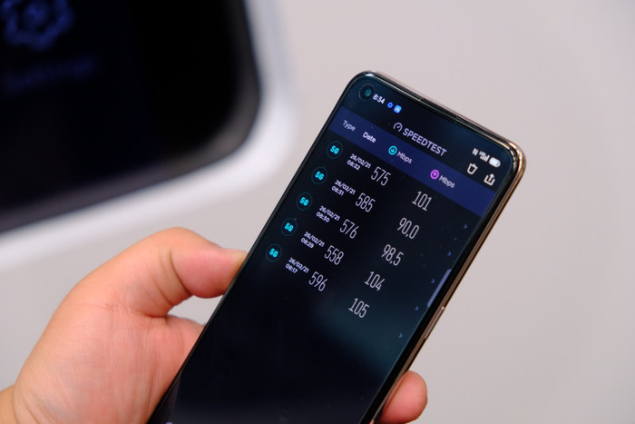 Thử nghiệm thực tế cho thấy, so với phiên bản Reno5 4G dùng chip Snapdragon 720G, OPPO Reno5 5G được trang bị con chip Snapdragon 765G cho hiệu năng mạnh mẽ hơn, đi kèm modem 5G X52 cho tốc độ tải xuống tối đa đạt hơn 596Mbps, tốc độ tải lên khoảng 105Mbps.