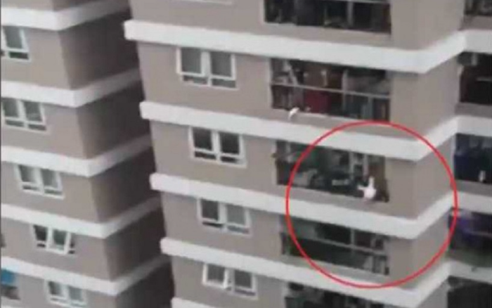 Vụ bé gái 3 tuổi rơi xuống từ tầng 12 được cứu sống lên báo nước ngoài: 'Đúng là một phép màu thực sự' Ảnh 2