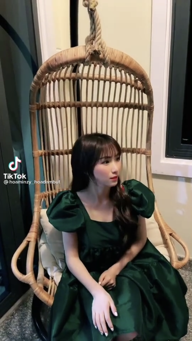 Diện váy suông dài, nữ ca sĩ bị nghi ngờ đang mang bầu lần 2. 