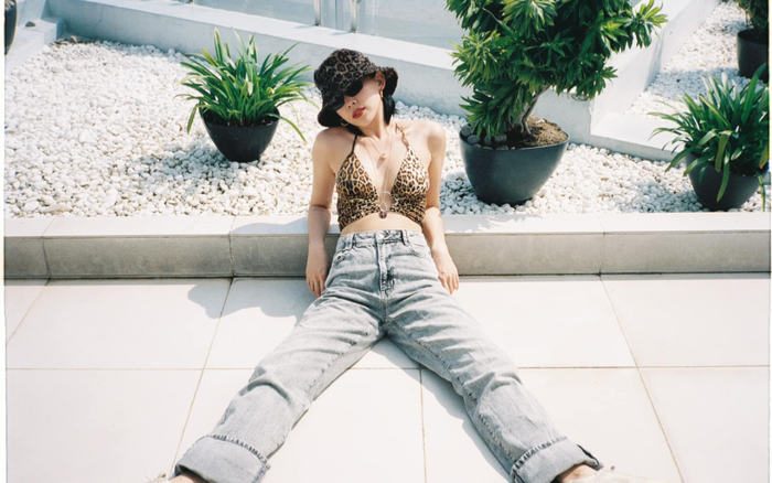 Tóc Tiên ngồi bệt dưới đất, tạo dáng bá đạo vẫn cực hot với bikini da báo sang chảnh Ảnh 2