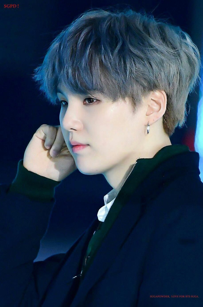 Suga cũng trở thành nam nghệ sĩ solo thứ 4 của Hàn Quốc có MV đạt cột mốc này.