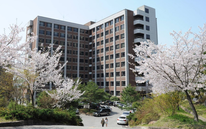 Để thu hút sinh viên, trường Đại học tặng hẳn iPhone và AirPods làm quà Ảnh 2