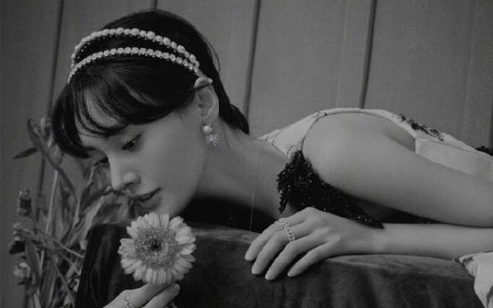 Trịnh Sảng bất ngờ thay ảnh đại diện đen trắng, fan lo sợ cô sẽ làm điều dại dột Ảnh 2