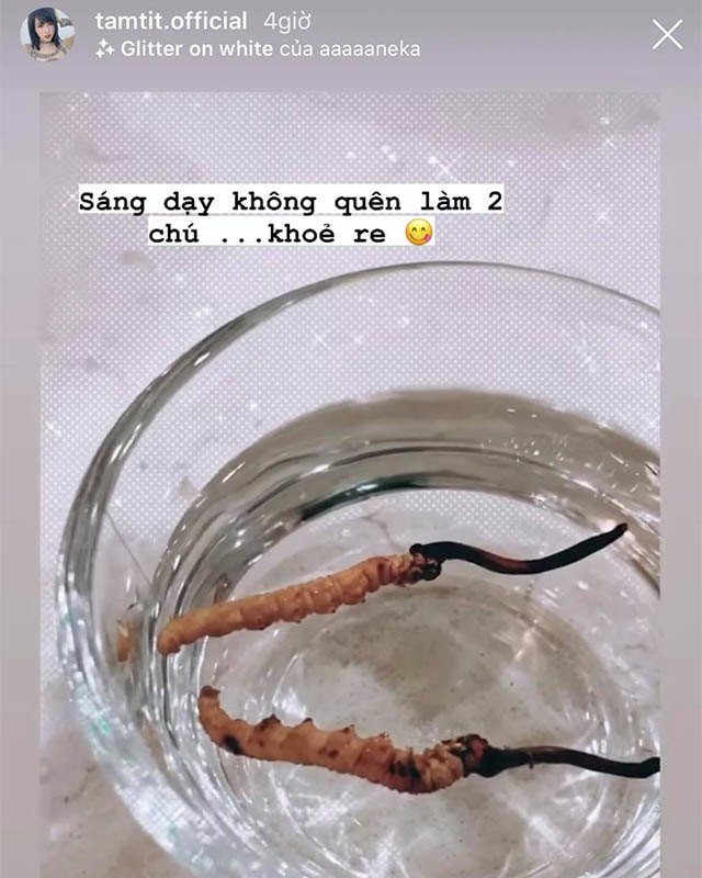 Cựu hot girl Hà Thành - Tâm Tít cũng từng chia sẻ bí quyết giữ gìn xuân sắc, bồi bổ cơ thể “đắt xắt ra miếng” của cô chính là dùng đông trùng hạ thảo vào mỗi sáng để “nạp” năng lượng