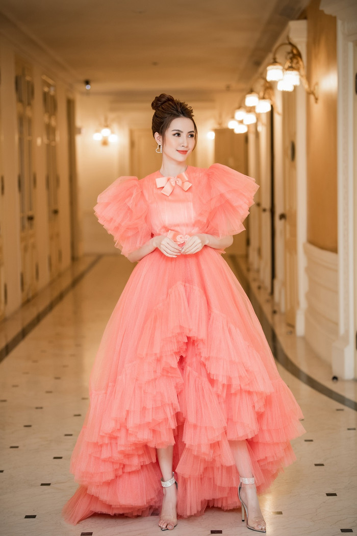 Phan Thị Mơ chọn chiếc đầm bồng bềnh xinh đẹp